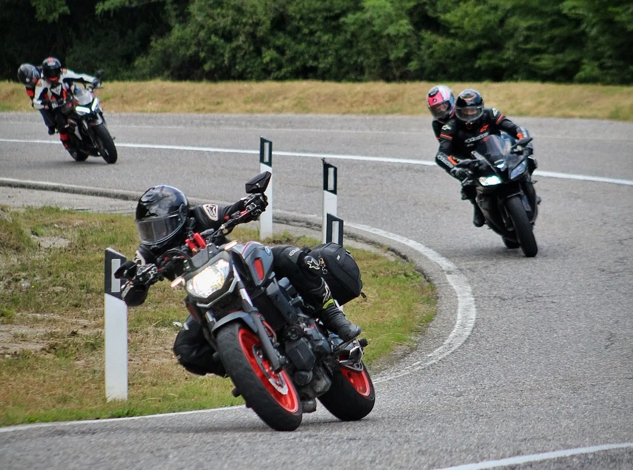 Speed224 in piega sulla sua moto